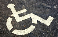 Sačekuša na parking mestu rezervisanom za osobe sa invaliditetom Sačekuša na parking mestu rezervisanom za osobe sa invaliditetom